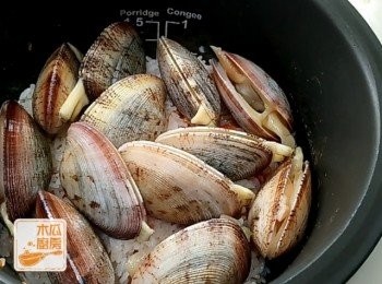 step4: 大蜆放在番茄上面，再次啟動煮飯模式