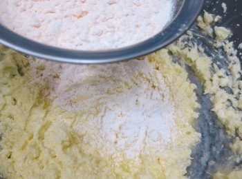 step4: 分2-3次篩入麵粉+吉士粉，用手搓揉成團