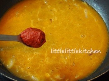 step5: 倒入龍蝦湯和 1 湯匙茄膏煮滾