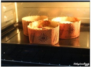 step7: 巳事先預熱到180度C的烤箱，烘焙25-30分鐘左右 以竹籤插入測試若無沾粘即可