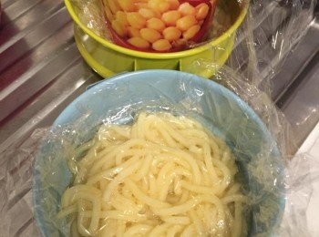 step3: 壓麵餅__ 用2 個圓底器皿，放入拉麵，上面蓋保鮮紙，然後用重物壓下去定型，放入冰箱冷凍20-25分鐘，