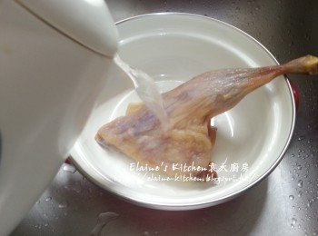 step1: 臘鴨脾洗淨後放入煲內加入熱水沖一沖去除油份抹乾水份
