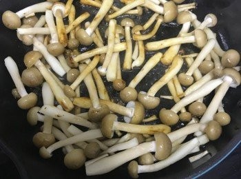 step2: 將意粉按包裝指示減1分鐘煮好備用。
預熱鑊下少少油，先爆香蒜蓉，下本菇炒好，灑入少少燒酒。