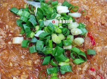 step6: 水份快收乾時，灑葱花，淋香油，拌勻即可。