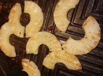 step2: 開鍋用中火，下牛油，下蝦仁，在蝦兩面均勻灑上黑胡椒及蒜鹽，煎熟拿起備用。
原鍋下菠蘿把兩面煎至表面焦黃。