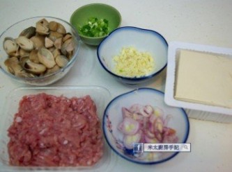 step1: 準備豬絞肉、硬豆腐、乾蔥頭(切片)和蒜茸；草菇開邊。