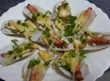 step4: 將蒸好的象拔蚌拎出，倒掉汁，再放入蔥花