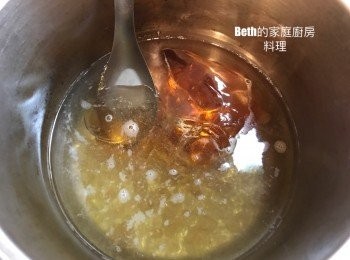step4: 湯鍋中加入食譜的水、糖、鹽，將糖煮融