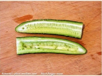 step2: 將小黃瓜洗淨後剖半，用小刀挖空小黃瓜來當成容器。