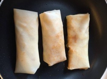 step8: 開中火，加入量BERTOLLI百得利純正橄欖油於煎Pan中，將脆脆卷每邊煎香至金黃色即可上碟