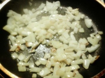 step2: 熱鍋下油，炒洋蔥兩分鐘 熱鍋下油，炒洋蔥兩分鐘