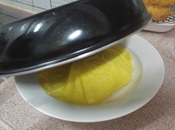 step12: 用碗盛飯倒扣在碟上， 再將蛋皮倒扣在飯上，像蓋被子一樣。