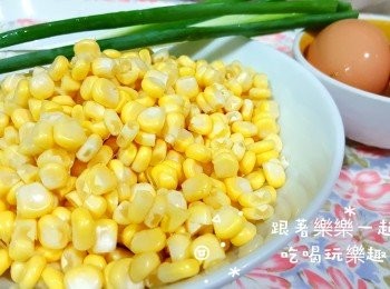 step1: 玉米先沖洗一下後，再將新鮮玉米刨下來備用。