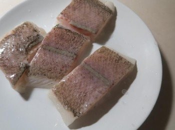 step3: 碟魚洗淨抹上少許鹽巴（鯛魚．鱸魚都可）