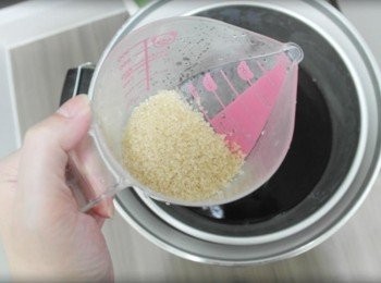 step2: 開關跳起後加適量的糖和桂圓肉攪拌均勻~~ 外鍋倒入1杯水~~最後煮至開關跳起即完成囉^^