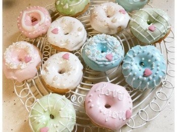 step5: 將白色糖霜入唧袋，所有甜甜圈上的糖霜乾透後，再用糖霜筆繪畫圖案，乾透後便完成。