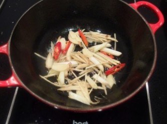 step2: 熱油鍋後,放入蔥白,薑絲,辣椒及蒜頭爆香。
