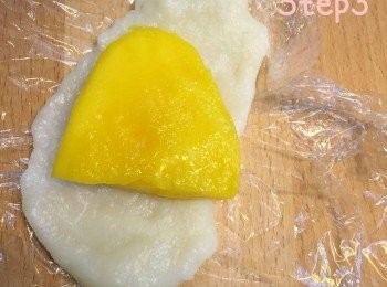 step11: 放芒果肉於糯米塊上