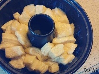 step7: ，放進未開的焗爐中，旁邊放熱水，進行第二次發酵，至兩倍大。