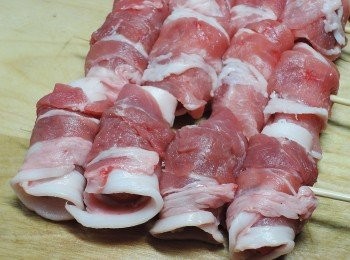 step2: 用竹籤穿過番茄肉捲，一串四個