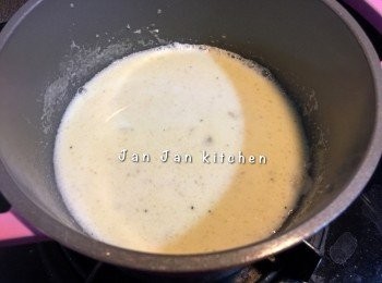 step2: 下牛油小火煮至溶化，加入麵粉炒溶，下牛奶煮熱，下調味料，喜歡多汁可多放一點奶，若想再濃味點，也可加入少量清雞湯。