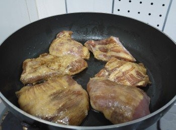 step3: 取出豬頸肉, 倒去醃汁於室溫置1小時, 切成小件