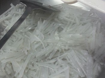 step12: 將365g食用開水煮滾,落1茶匙油,加入另一半已出水的蘿蔔絲煮至滾起