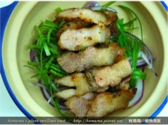 step5: 將月之鄉鹹豬肉、紫洋蔥絲、青蔥絲一起放入碗中。