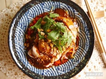 step4: *小黃瓜絲鋪在盤底，雞肉切大片，淋上醬汁，灑上壓碎的花生，芝麻粒，以及香菜，放入冰箱中冷即可食用~