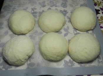 step4: 將麵團分為六團，一團約220克，滾圓後休息10分