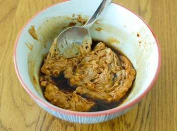 step2: 將所有調味料、薑蓉和蒜蓉拌勻，放入煲內，加水煮至醬汁幼滑