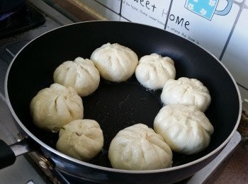 step7: 取出， 排在油鑊上將包底煎至脆, 襯熱食用.