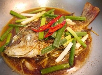 step5: *下醬油，糖，黑醋，<span class="group_2">調味</span>。再煨煮一下。
*最後下蔥段，辣椒淋上一旁醬汁。