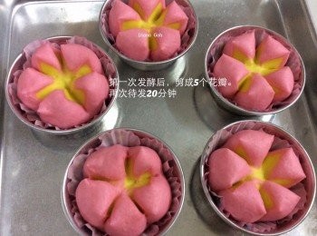 step6: 用剪刀剪成5个花瓣，再次发酵20分钟；