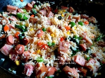 step11: 午餐肉粒及腸仔粒回鑊 , 加入芥蘭葉 , 五香肉丁再拌勻炒片刻即可