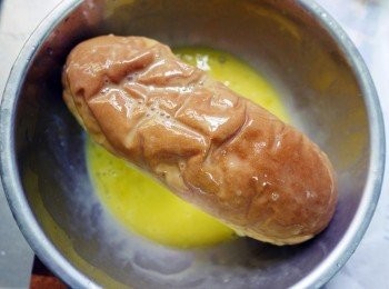 step2: 先將大亨堡麵包冷凍一小時，接著均勻沾上蛋液