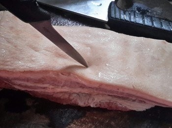 step2: 用“豬針”，鐵釘或鋒利的刀在豬皮及豬肉上插孔，越多超好，豬皮會爆得更多。再用布吸乾水份