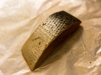 step5: 三文魚上均勻塗上咖哩粉，鹽及白胡椒粉