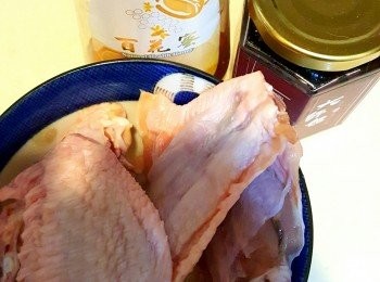 step1: <a href="https://bit.ly/3zHU5V3" target="_blank" data-keyword="雞翼" class="guide-link"><strong>雞翼</strong></a> <span style="display:inline-block;vertical-align:middle;margin-top:-3px;color:initial;border-radius:3px;padding:2px 3px;font-size:12px;line-height:14px;background:#87d300;color:#fff;">即買</span> 洗乾淨吸乾水