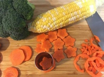 step1: 先將甘荀洗淨去皮切片，西蘭花切細件