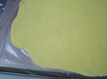 step3: 擀成薄片，放入冰箱冷藏備用。