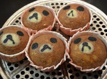 step9: 用蒸的方法做蛋糕，也可以蒸出不同圖案。這個是用朱古力和黑芝麻調出來的麵糊。