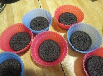 step2: 把 Oreo 餅乾整塊放在焗盤中的蛋糕紙內or silicone mold.