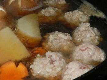 step2: 豬絞肉剁碎後，捏成丸子放入煮滾的湯汁中