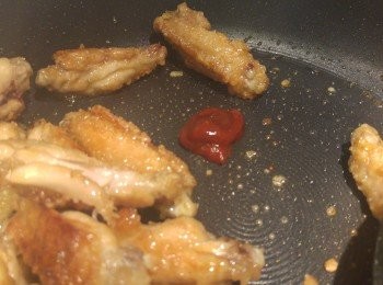 step6: 再將辣椒醬加熱後和<a href="https://bit.ly/3zHU5V3" target="_blank" data-keyword="雞翼" class="guide-link"><strong>雞翼</strong></a> <span style="display:inline-block;vertical-align:middle;margin-top:-3px;color:initial;border-radius:3px;padding:2px 3px;font-size:12px;line-height:14px;background:#87d300;color:#fff;">即買</span> 炒混。