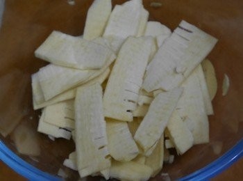 step4: 冬筍去外皮後，切片飛水備用
