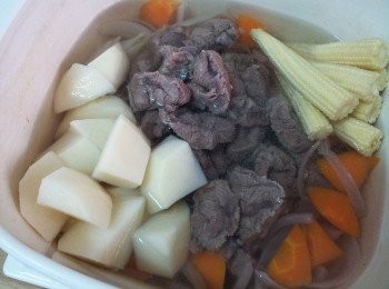 step3: 再加入馬鈴薯和玉米筍 , 牛腱先汆燙, 洗淨後再切小塊加入