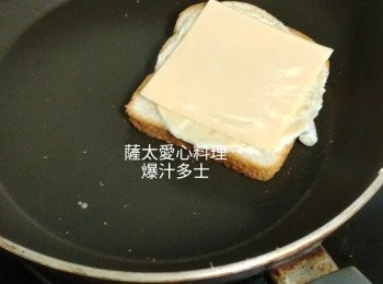 step4: 放上芝士片,再返過去煎。