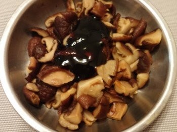 step5: 香菇，用紙印乾。 切粒，加入
2湯匙蠔油，混合均勻，等陣用。