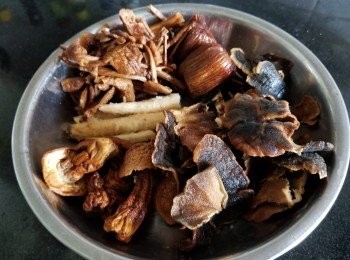 step1: 蜜棗，雲芝，白芍，茶樹菇，沙參，姬松茸